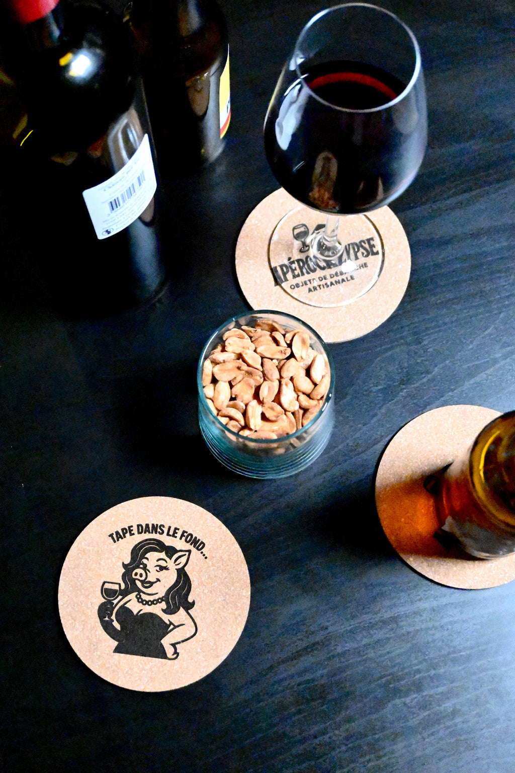 DESSOUS DE VERRE - TAPE DANS LE FOND