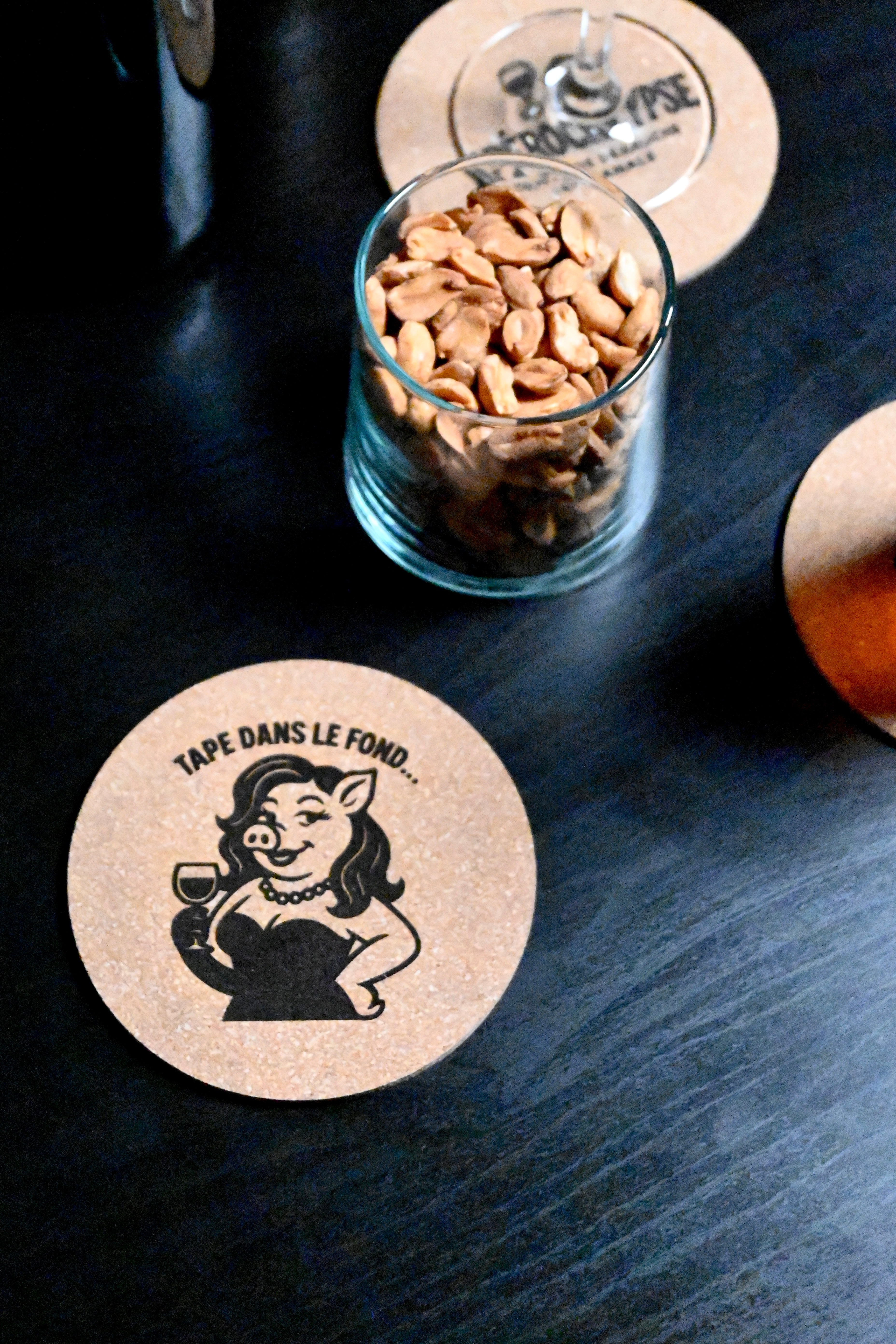 DESSOUS DE VERRE - TAPE DANS LE FOND