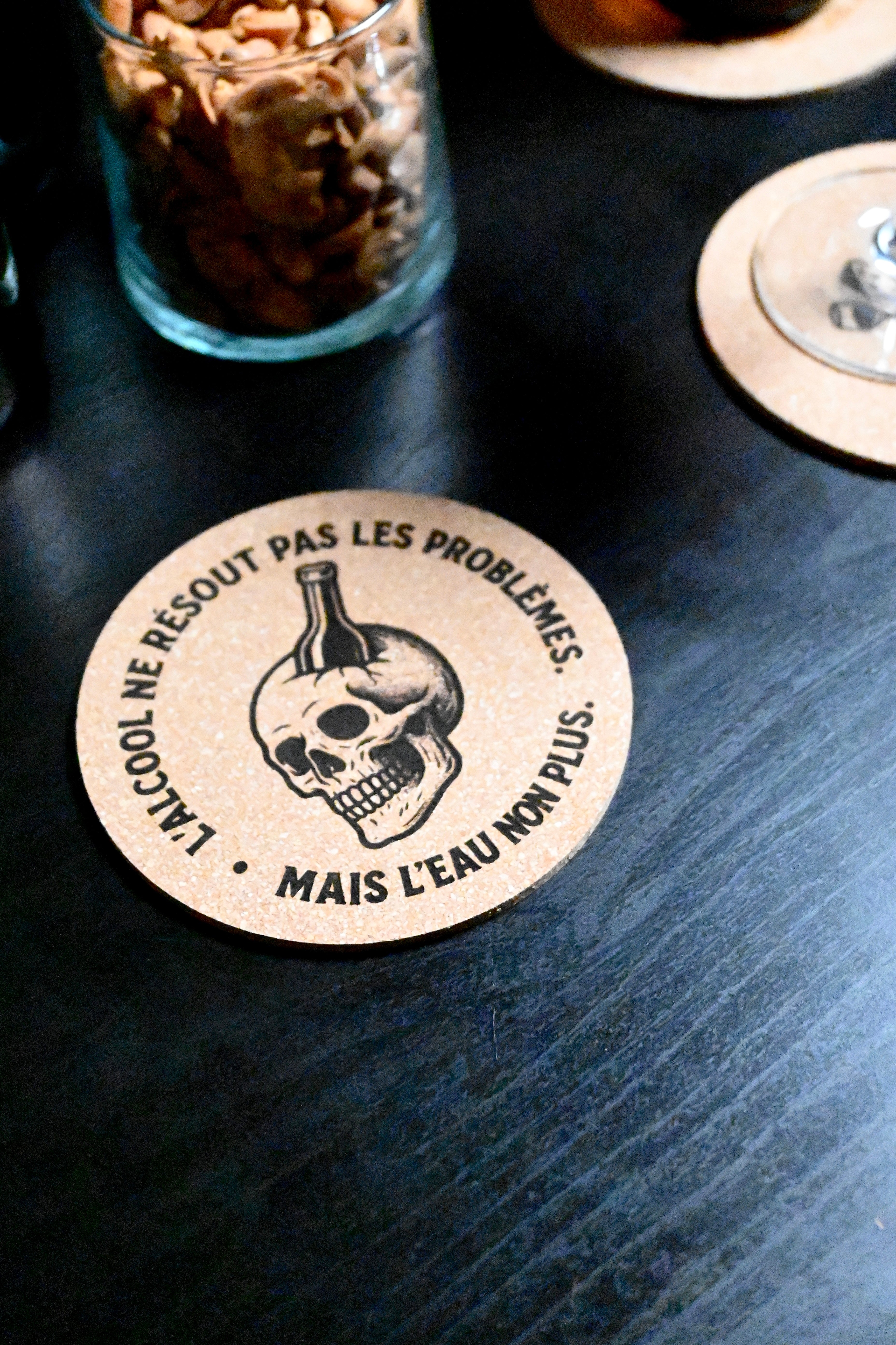 DESSOUS DE VERRE - L'ALCOOL NE RÉSOUT PAS