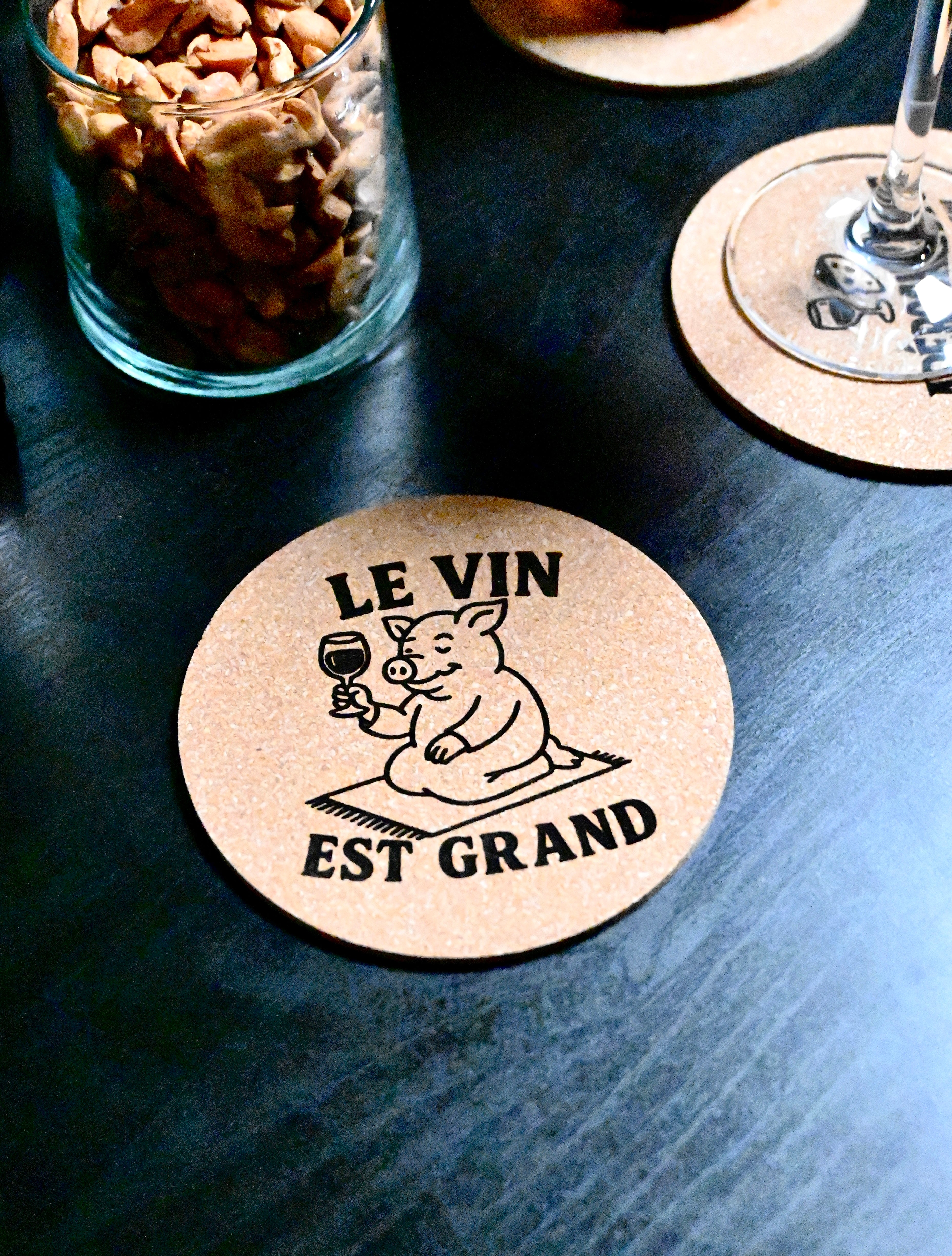 DESSOUS DE VERRE - LE VIN EST GRAND