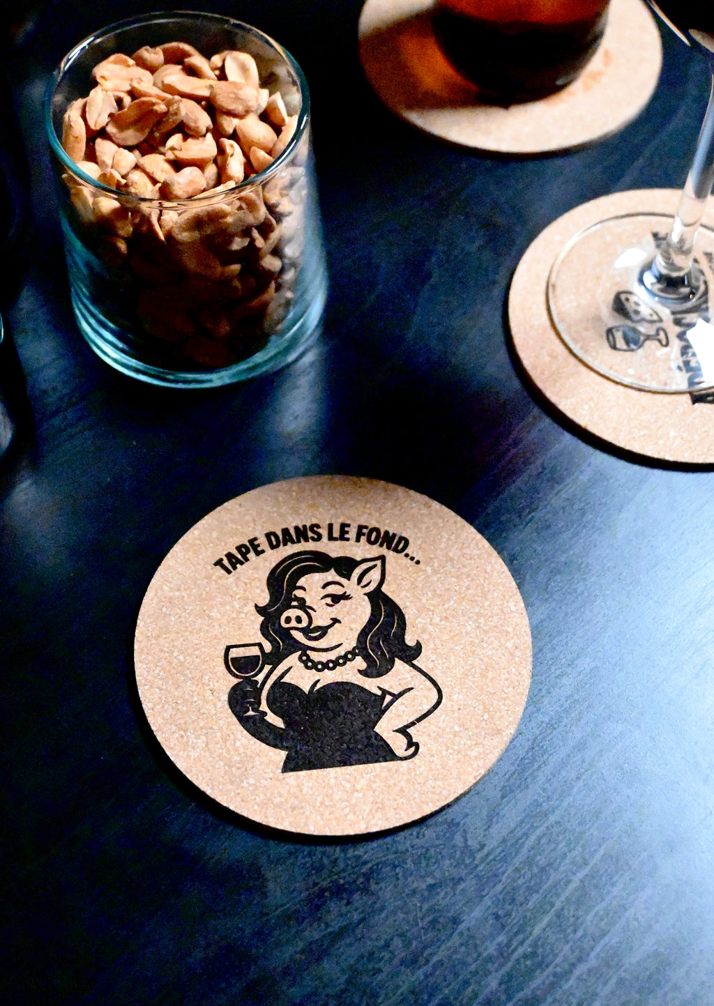 DESSOUS DE VERRE - TAPE DANS LE FOND
