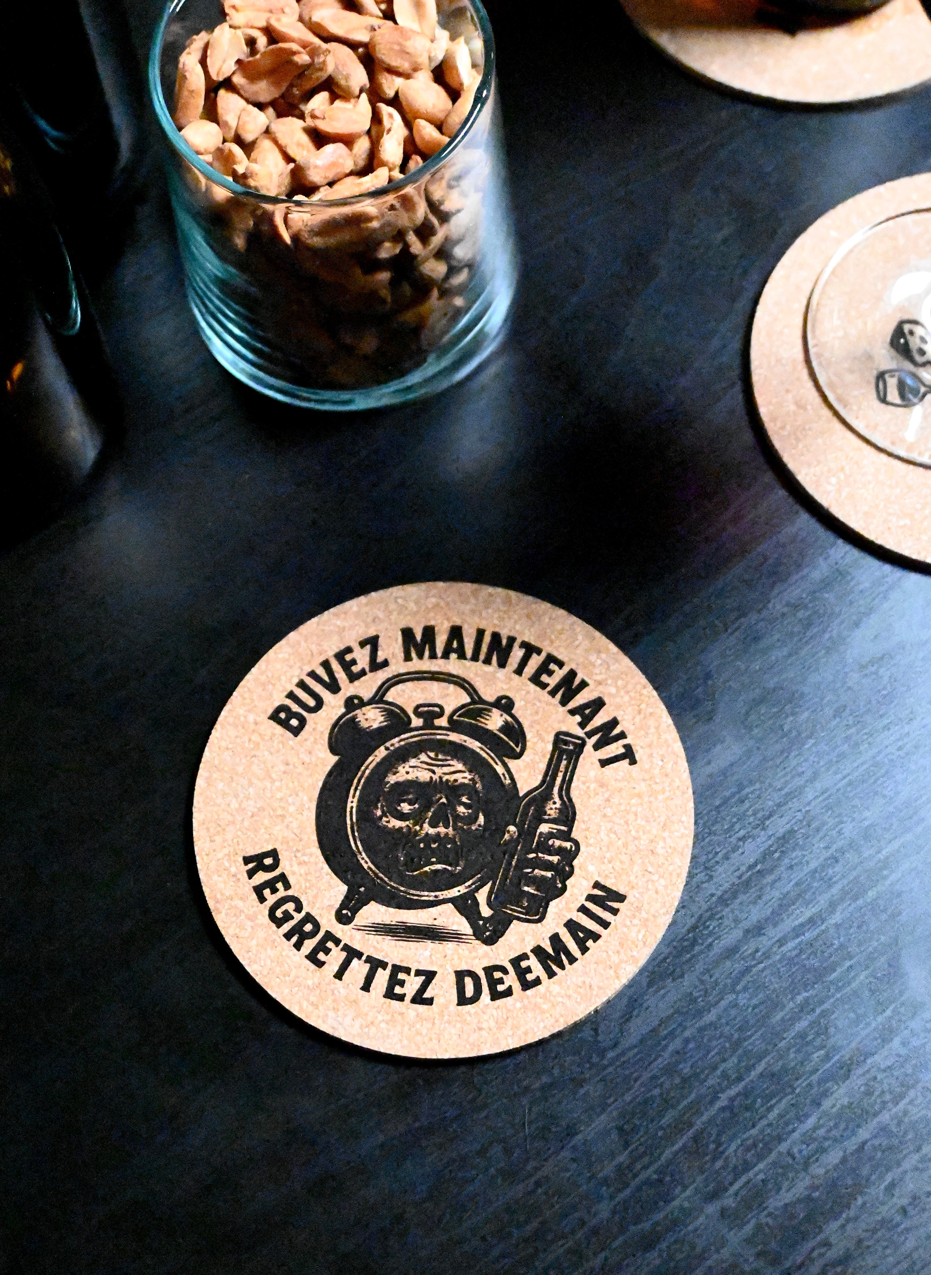 DESSOUS DE VERRE - BUVEZ MAINTENANT, REGRETTEZ DEMAIN