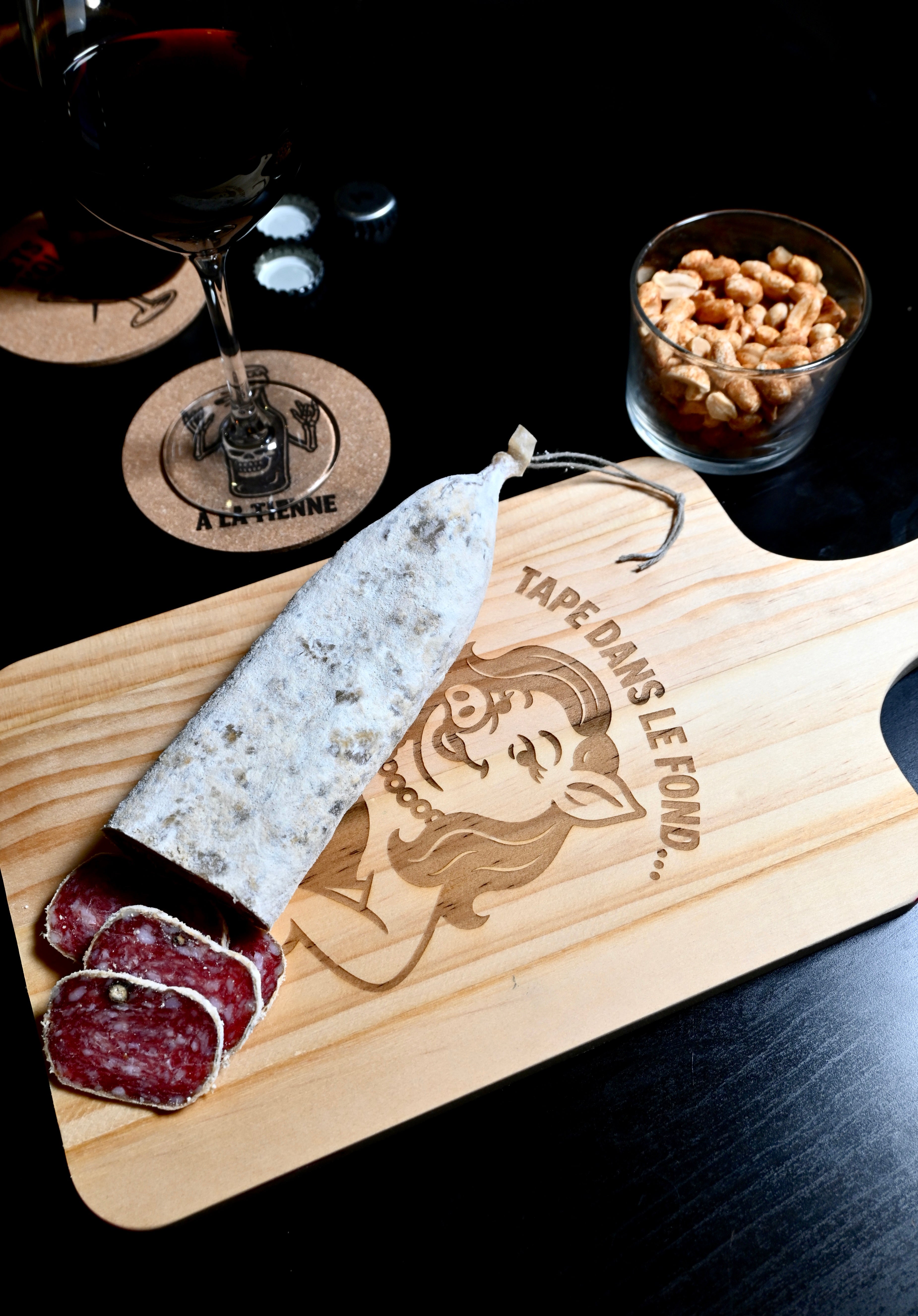 PLANCHE À DÉCOUPER - TAPE DANS LE FOND