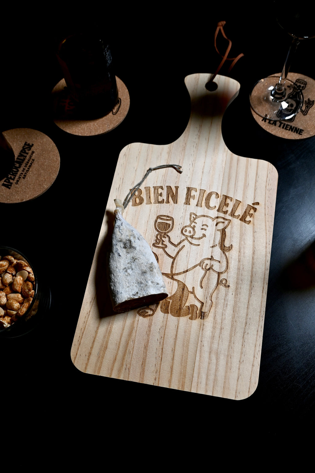 PLANCHE À DÉCOUPER - BIEN FICELÉ